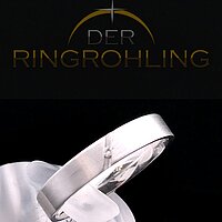 Ring mit diagonalem Einschnitt und Steinbesatz 